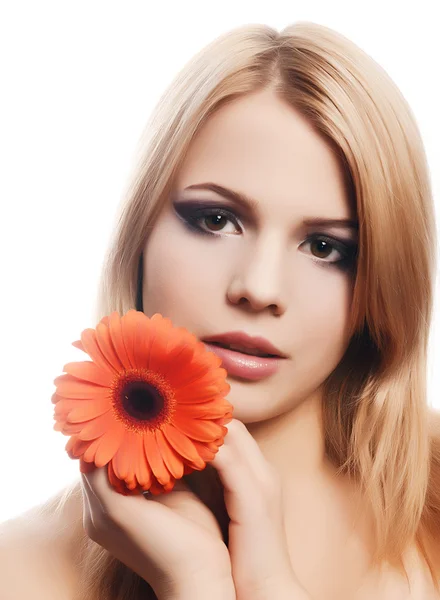 A bela mulher com uma flor de Gerbera isolada em branco — Fotografia de Stock