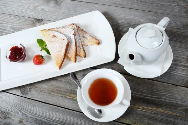 Toast con zucchero a velo e marmellata di fragole — Foto Stock