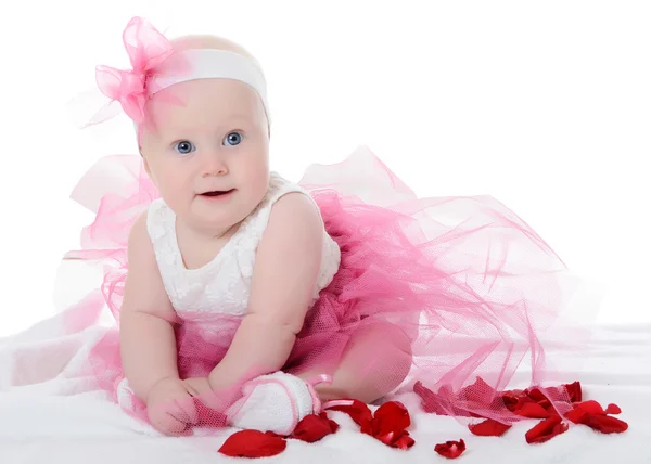 O pequeno bebê isolado no branco — Fotografia de Stock