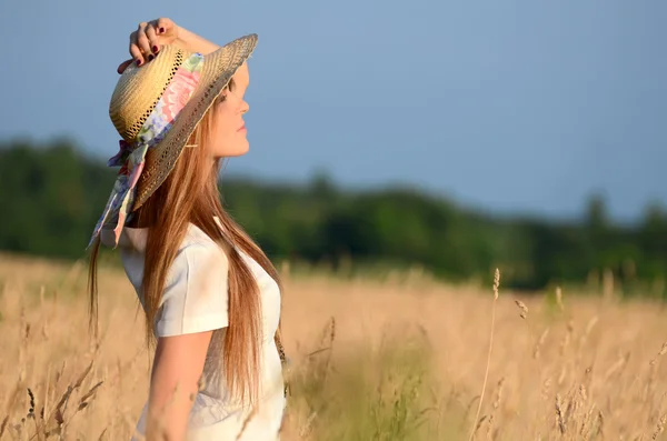 güzel bir kadın elbise alanında