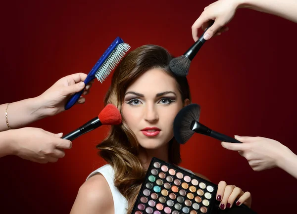 La hermosa chica con cepillos para el maquillaje — Foto de Stock