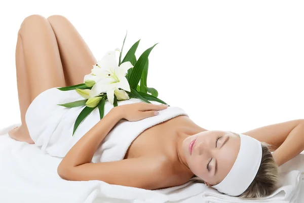 Spa beautiful woman lays with lily — Stock Photo, Image