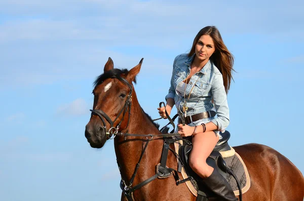 A mulher em um cavalo contra o céu — Fotografia de Stock