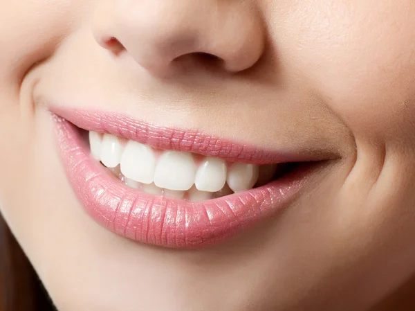 Gezonde vrouwelijke tanden en glimlach — Stockfoto