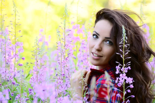 Den vackra kvinnan i fältet lupin — Stockfoto