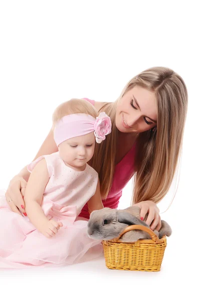 Het kleine meisje met mama en grijze konijn — Stockfoto