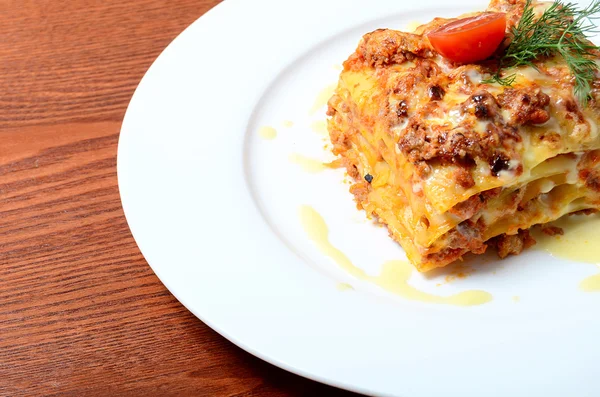 Les lasagnes italiennes sur une assiette — Photo