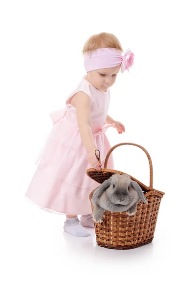La petite fille avec un lapin gris — Photo