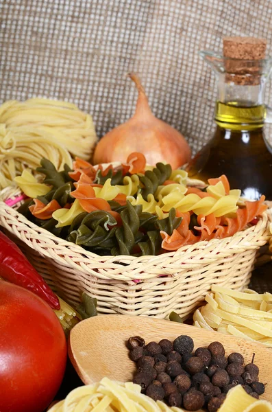 Nudeln mit Olivenöl und Tomaten — Stockfoto