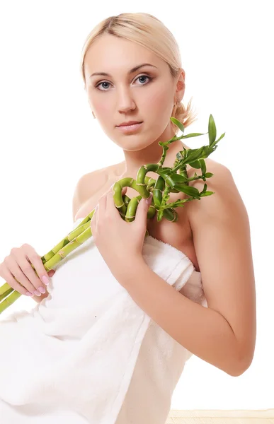 De mooie jonge vrouw met een groene bamboe — Stockfoto