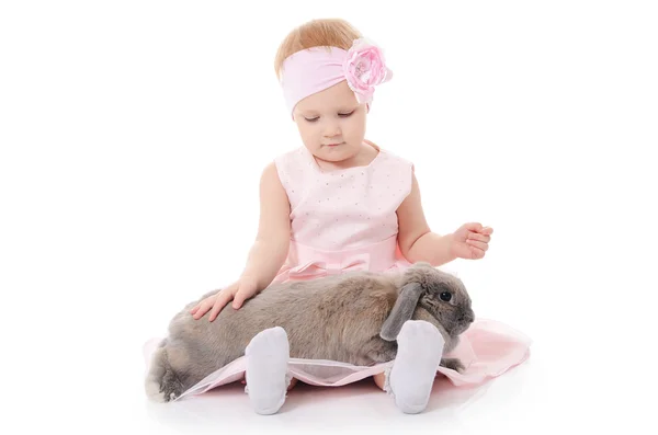 La petite fille avec un lapin gris — Photo