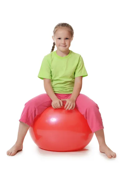 Niña en una pelota de gimnasia — Foto de Stock