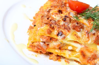 bir tabakta İtalyan lazanya