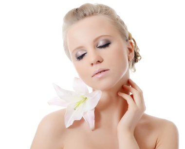 Zambak çiçeği güzel sarışın kadınla