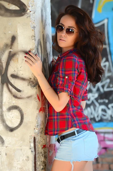 The woman against the destroyed old wall — Stock Photo, Image