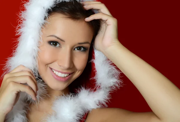 Рождественская девушка на красном фоне — стоковое фото