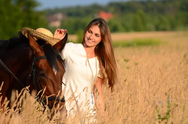 Žena na koni v poli — Stock fotografie