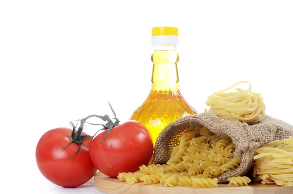 Pasta con aceite de oliva y tomates aislados — Foto de Stock