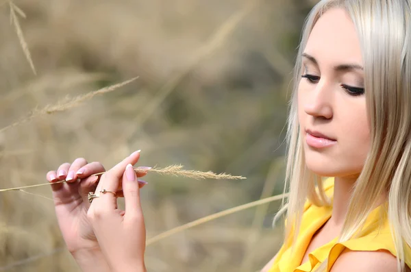 A menina bonita no verão no campo — Fotografia de Stock