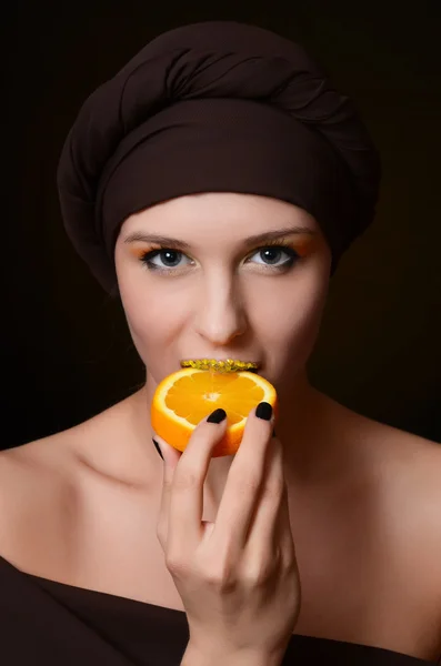 Красивая женщина в тюрбане с творческим макияжем — стоковое фото