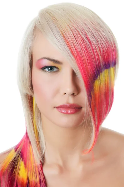 A gyönyörű lány, egy ragyogó smink és többszínű szál haj — Stock Fotó