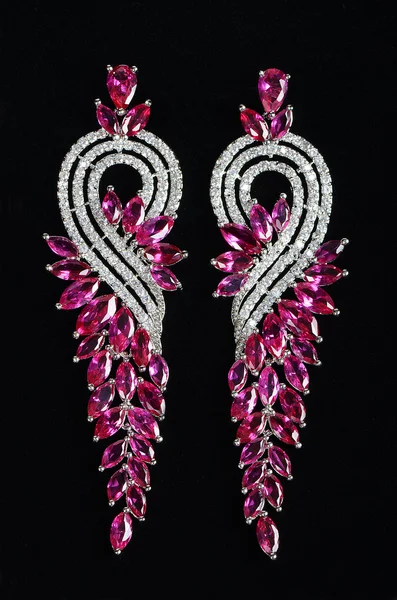 Boucles d'oreilles en argent avec bijoux — Photo