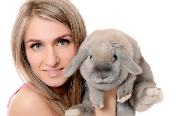 A bela mulher com um coelho cinzento — Fotografia de Stock