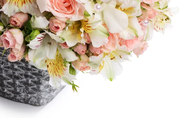 Bouquet di bellissimi fiori nel cestino — Foto Stock