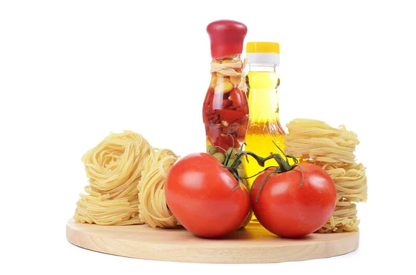 Pasta con olio d'oliva e pomodori isolati — Foto Stock