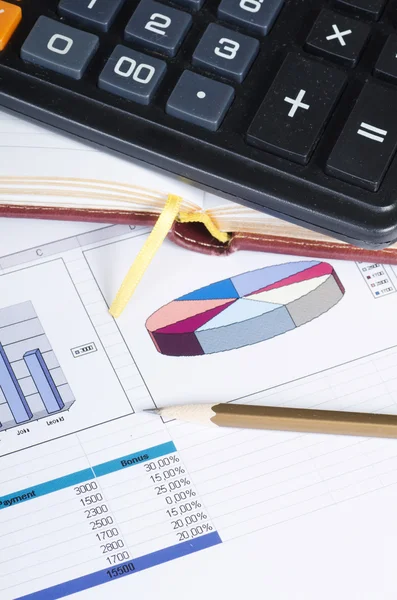 El diagrama con la calculadora y un lápiz — Foto de Stock