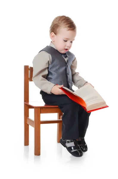 El niño con traje de negocios lee el libro. — Foto de Stock