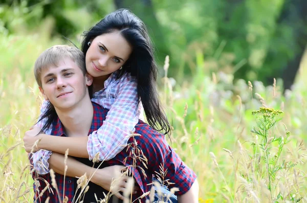 Enamorado jovem par sobre a natureza — Fotografia de Stock