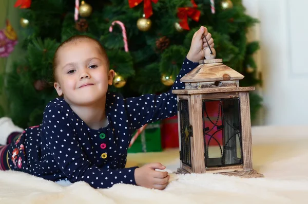 A menina na árvore de pele de Natal — Fotografia de Stock