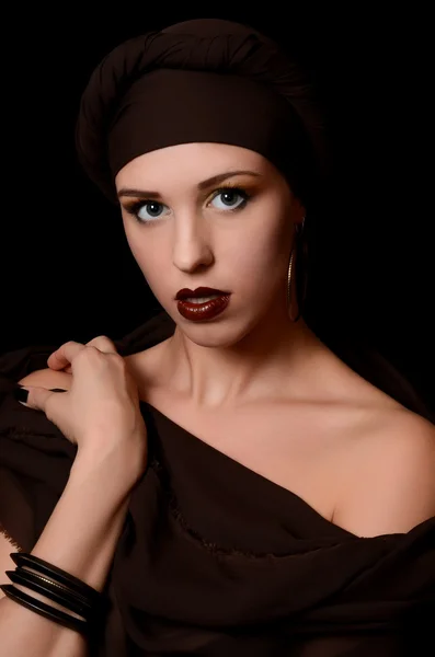 The beautiful woman in a turban with a creative make-up — Stock Photo, Image