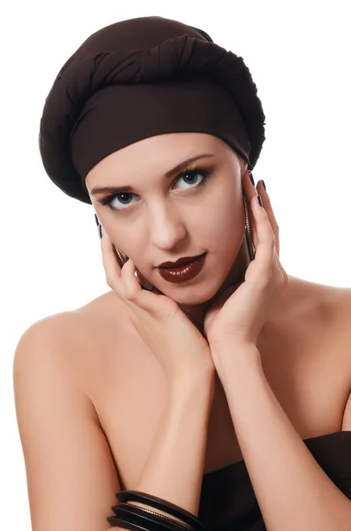 La bella donna in un turbante con un trucco creativo — Foto Stock