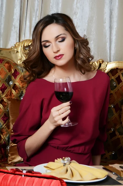 La mujer elegante con una copa de vino en el restaurante inteligente — Foto de Stock