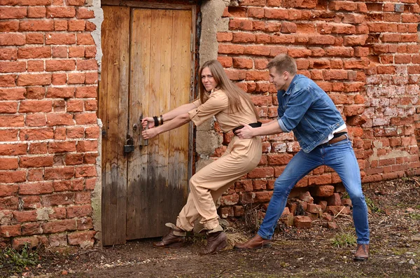 The man and the woman open a wooden door — Stock Photo, Image