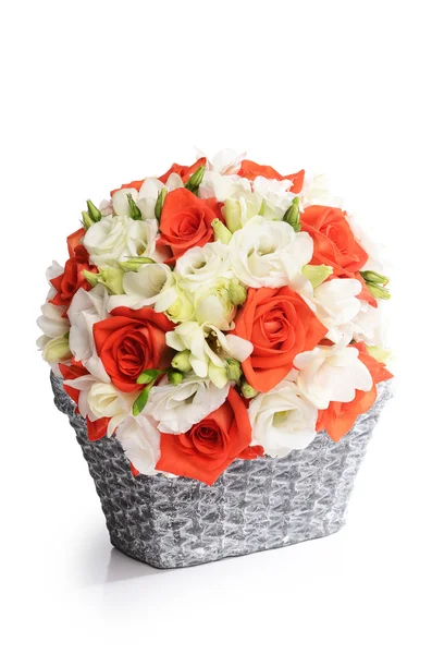 Ramillete de hermosas flores en cesta —  Fotos de Stock
