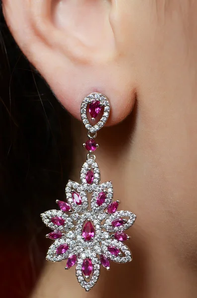 Θηλυκό αυτί σε σκουλαρίκια κοσμήματα — Φωτογραφία Αρχείου