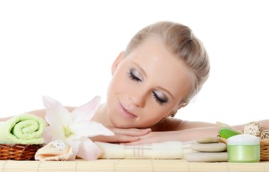 Spa bambu halı üzerinde güzel bir kadın