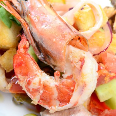 bir mürekkep balığı, ton balığı filetosu, midye et ile deniz ürünleri salatası