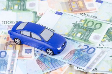 arka plan olarak euro banknot oyuncak araba