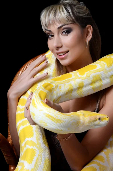 A bela mulher com a grande cobra amarela — Fotografia de Stock