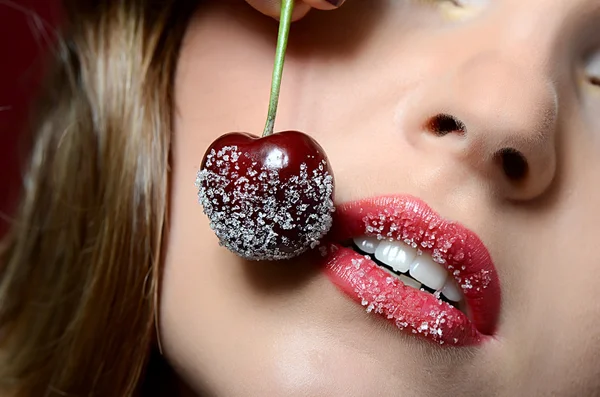 Los labios femeninos se cierran con una cereza dulce —  Fotos de Stock