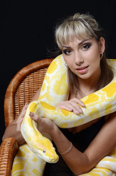 A gyönyörű nő, a nagy kígyó, sárga — Stock Fotó