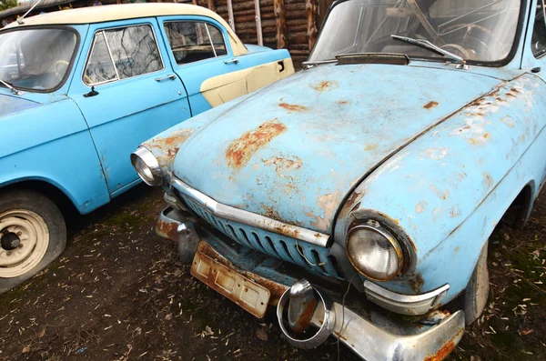 El viejo coche oxidado — Foto de Stock