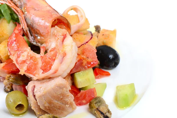 Sallad med skaldjur med en bläckfisk, tonfisk filé, kött av musslor — Stockfoto