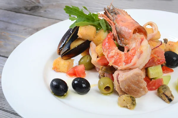 Salat mit Meeresfrüchten mit Tintenfisch, Thunfischfilet, Muschelfleisch — Stockfoto