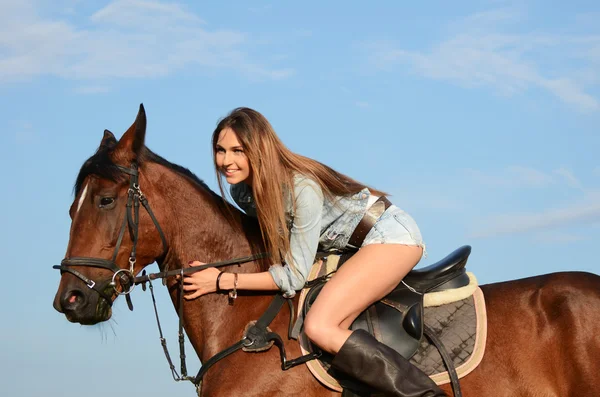 The woman on a horse against the sky — Stock Photo, Image