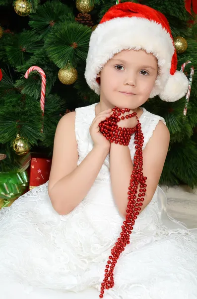Den lilla flickan på päls-julgran — Stockfoto